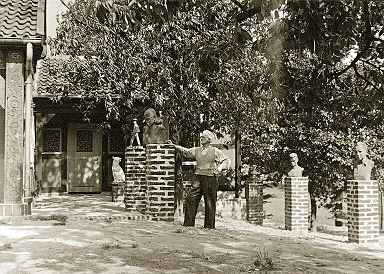 Peter August Böckstiegel vor dem 1946/47 angebauten „Neuen Atelier“ seines Elternhauses