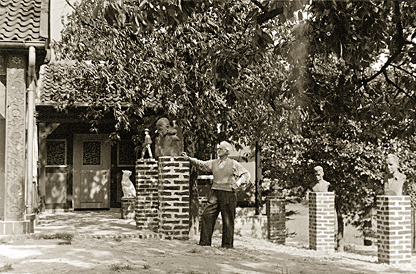 Peter August Böckstiegel vor dem 1946/1947 angebauten „Neuen Atelier“ seines Elternhauses